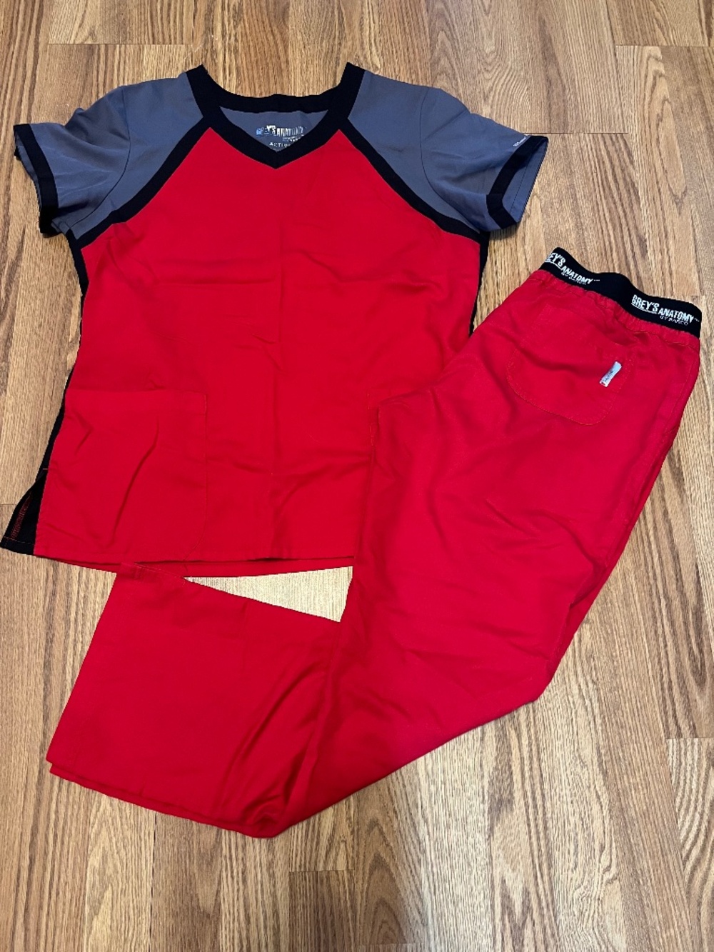 Grey’s Anatomy red scrub set L Large